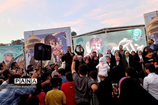 همخوانی سرود «عزیزم حسین» در بهشت زهرای تهران