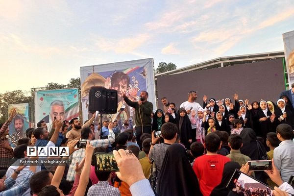 همخوانی سرود «عزیزم حسین» در بهشت زهرای تهران