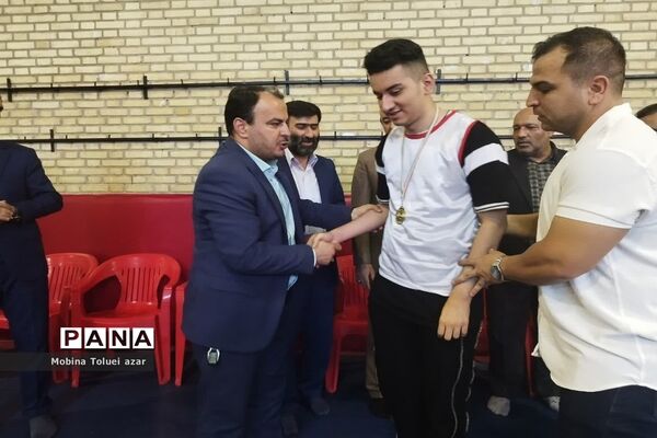 تقدیر از ورزشکاران معلول در شهرستان بهارستان