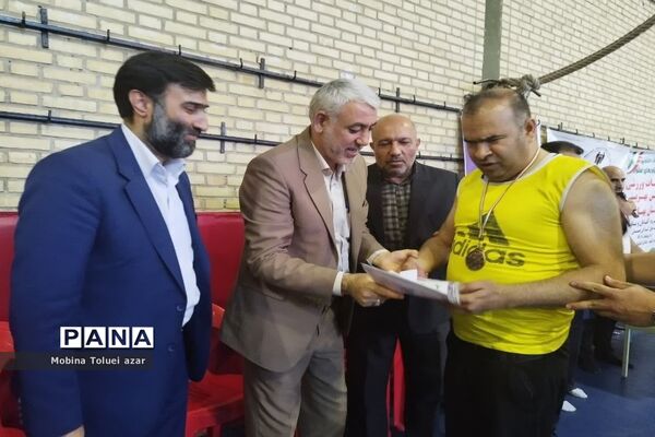 تقدیر از ورزشکاران معلول در شهرستان بهارستان