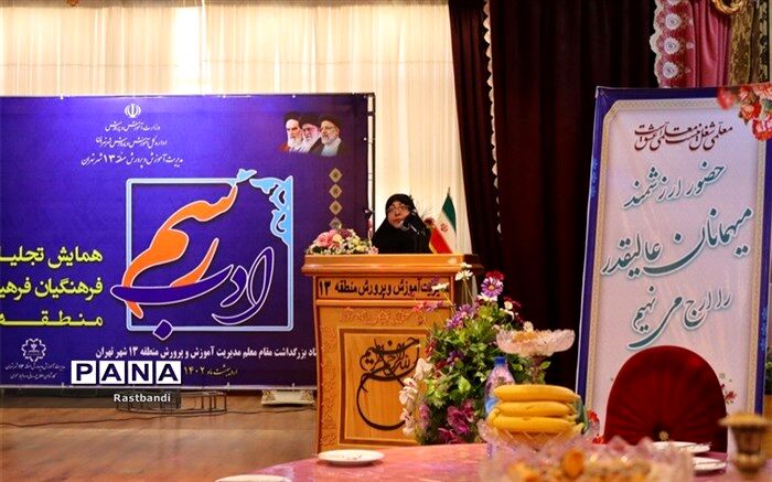 معلمان، چراغ راه آینده‌‌سازان کشور هستند