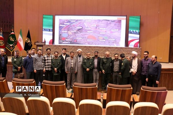 بازدید فرمانده هوافضای سپاه از موزه دفاع مقدس قم