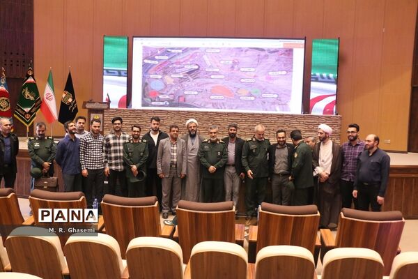 بازدید فرمانده هوافضای سپاه از موزه دفاع مقدس قم