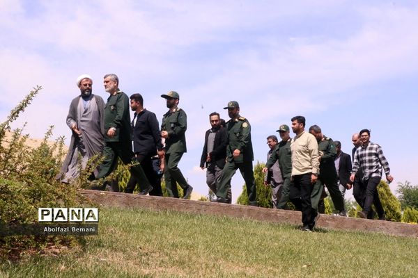 بازدید فرمانده هوافضای سپاه از موزه دفاع مقدس قم