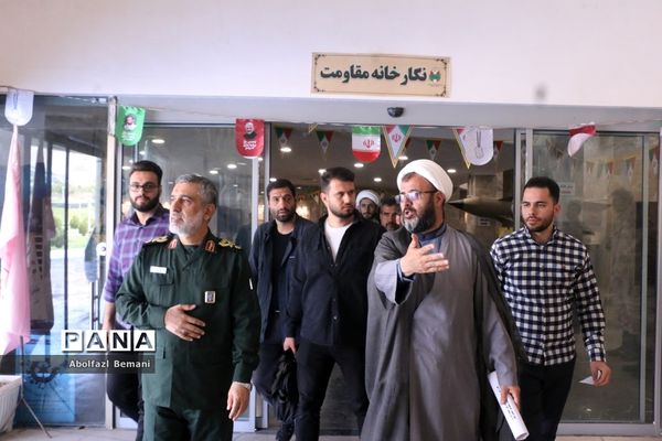 بازدید فرمانده هوافضای سپاه از موزه دفاع مقدس قم