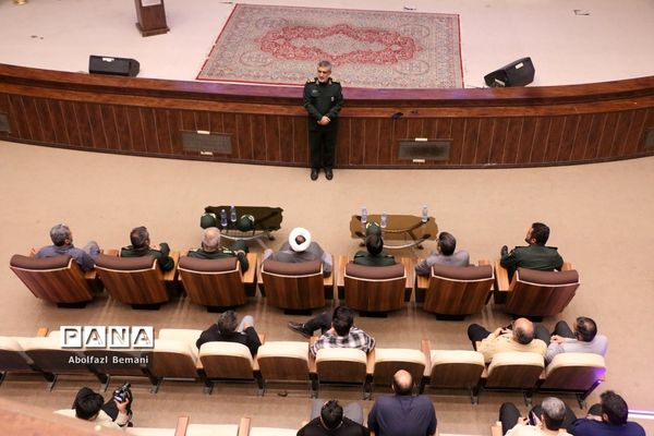 بازدید فرمانده هوافضای سپاه از موزه دفاع مقدس قم