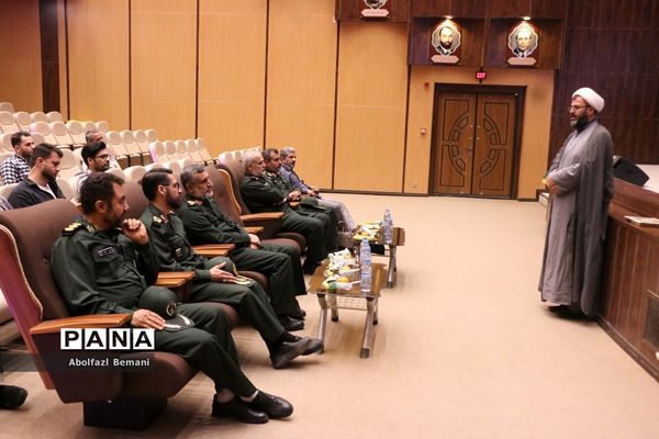 بازدید فرمانده هوافضای سپاه از موزه دفاع مقدس قم