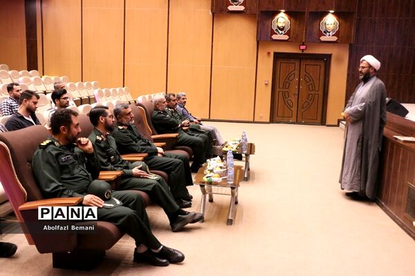 بازدید فرمانده هوافضای سپاه از موزه دفاع مقدس قم