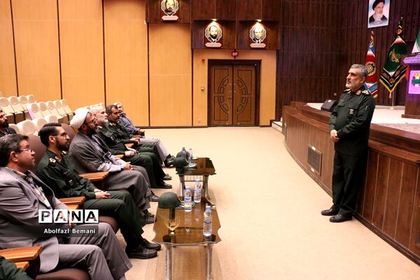 بازدید فرمانده هوافضای سپاه از موزه دفاع مقدس قم