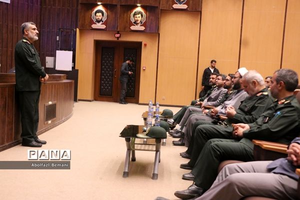 بازدید فرمانده هوافضای سپاه از موزه دفاع مقدس قم