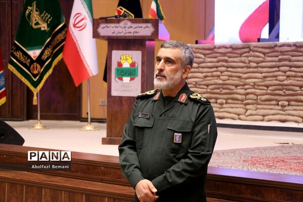 بازدید فرمانده هوافضای سپاه از موزه دفاع مقدس قم
