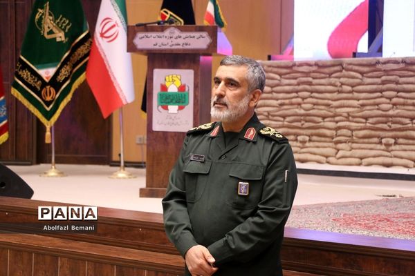 بازدید فرمانده هوافضای سپاه از موزه دفاع مقدس قم