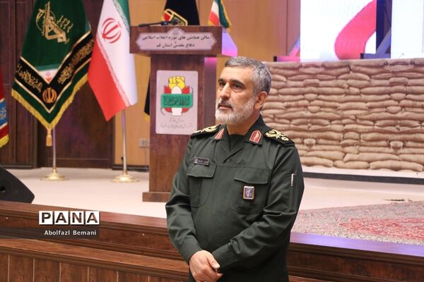 بازدید فرمانده هوافضای سپاه از موزه دفاع مقدس قم