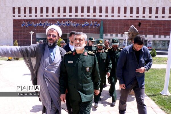 بازدید فرمانده هوافضای سپاه از موزه دفاع مقدس قم