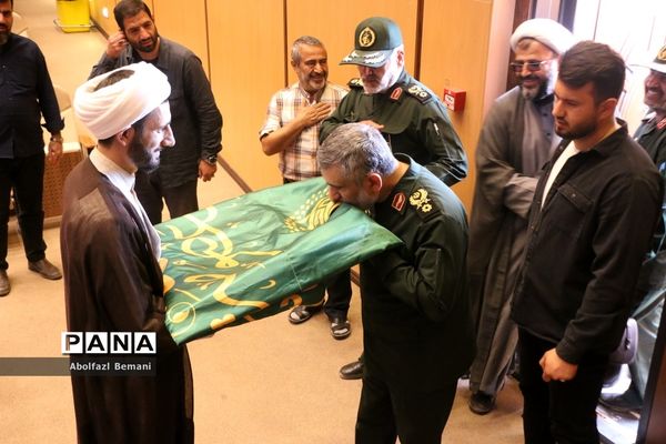 بازدید فرمانده هوافضای سپاه از موزه دفاع مقدس قم