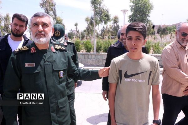 بازدید فرمانده هوافضای سپاه از موزه دفاع مقدس قم
