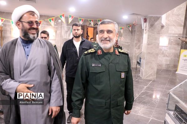 بازدید فرمانده هوافضای سپاه از موزه دفاع مقدس قم
