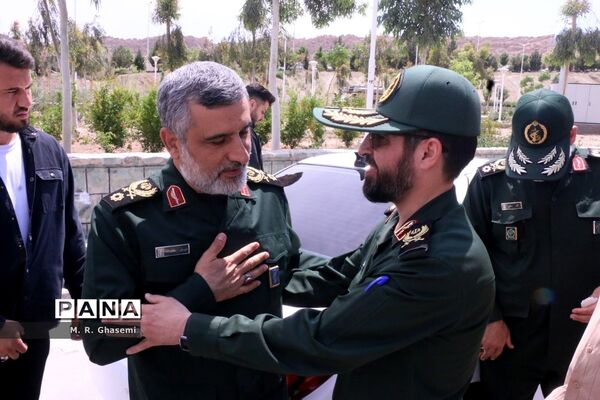 بازدید فرمانده هوافضای سپاه از موزه دفاع مقدس قم