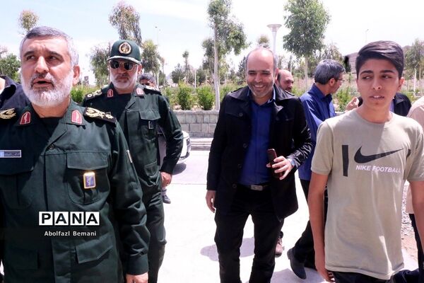 بازدید فرمانده هوافضای سپاه از موزه دفاع مقدس قم