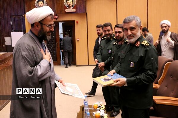 بازدید فرمانده هوافضای سپاه از موزه دفاع مقدس قم