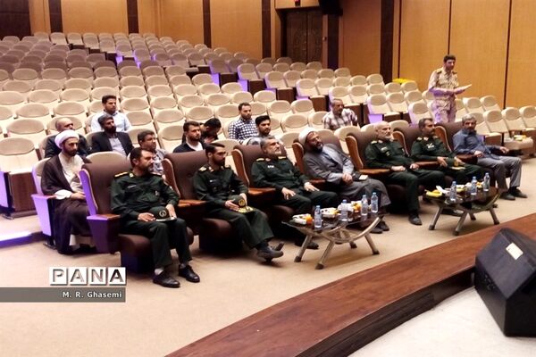 بازدید فرمانده هوافضای سپاه از موزه دفاع مقدس قم