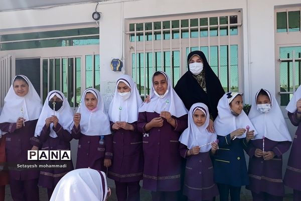 تقدیر از دانش‌آموزان فعال فرهنگی، هنری و قرآنی در دبستان حضرت زهرا(س)۲ رودهن