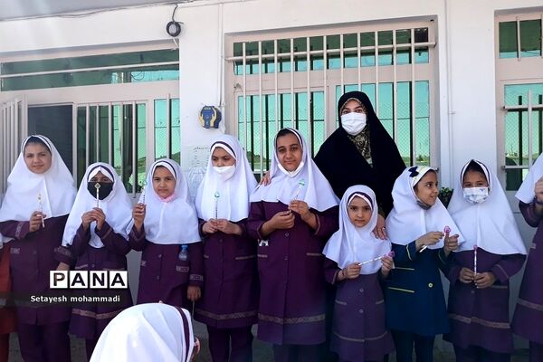 تقدیر از دانش‌آموزان فعال فرهنگی، هنری و قرآنی در دبستان حضرت زهرا(س)۲ رودهن