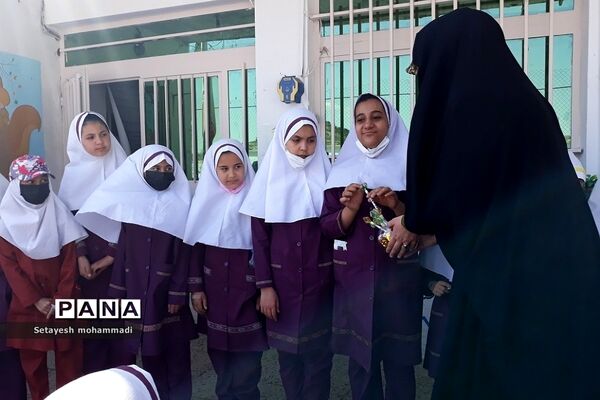 تقدیر از دانش‌آموزان فعال فرهنگی، هنری و قرآنی در دبستان حضرت زهرا(س)۲ رودهن