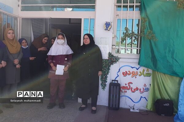 تقدیر از دانش‌آموزان فعال فرهنگی، هنری و قرآنی در دبستان حضرت زهرا(س)۲ رودهن