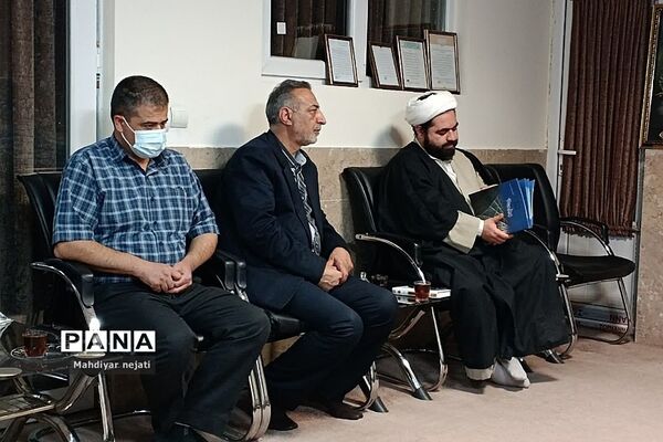 نشست مسئول امور مساجد شرق استان تهران با اعضای هیات امنای مسجد انصارالمهدی (عج) رودهن