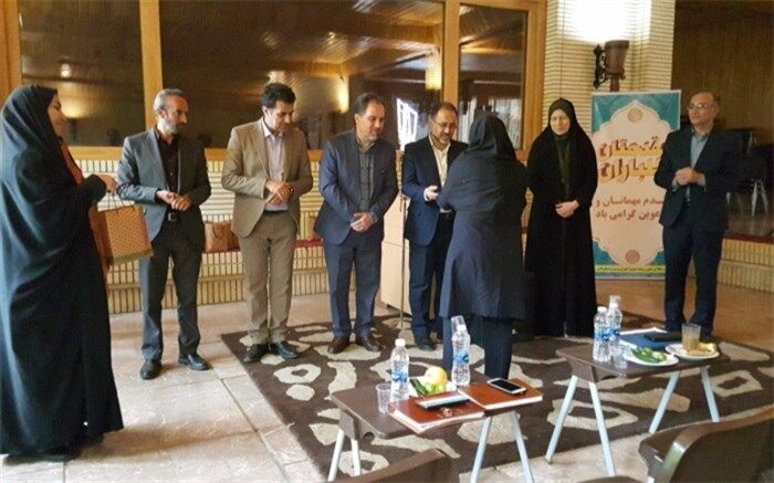 معلم به‌عنوان هدایت‌کننده در فرایند تعلیم ‌وتربیت، مؤثرترین عنصر در تحقق نظام آموزشی است