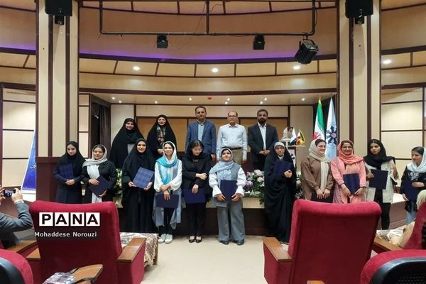 تجلیل از دانش‌آموزان برترآموزشگاه فرزانگان اسلامشهر