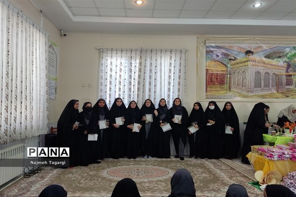 تجلیل از برگزیدگان مسابقات قرآنی و فرهنگی‌ در دبیرستان نمونه دولتی امام رضا (ع)