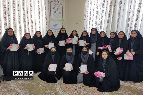 تجلیل از برگزیدگان مسابقات قرآنی و فرهنگی‌ در دبیرستان نمونه دولتی امام رضا (ع)