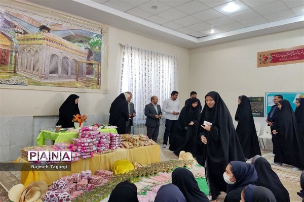 تجلیل از برگزیدگان مسابقات قرآنی و فرهنگی‌ در دبیرستان نمونه دولتی امام رضا (ع)