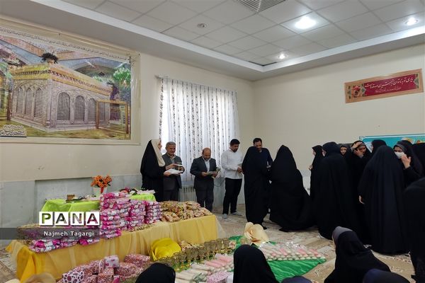 تجلیل از برگزیدگان مسابقات قرآنی و فرهنگی‌ در دبیرستان نمونه دولتی امام رضا (ع)