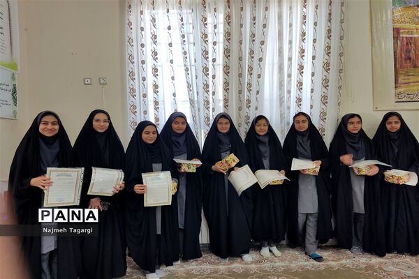 تجلیل از برگزیدگان مسابقات قرآنی و فرهنگی‌ در دبیرستان نمونه دولتی امام رضا (ع)
