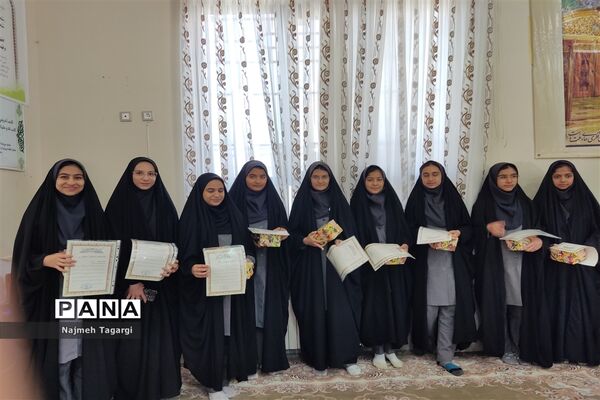 تجلیل از برگزیدگان مسابقات قرآنی و فرهنگی‌ در دبیرستان نمونه دولتی امام رضا (ع)