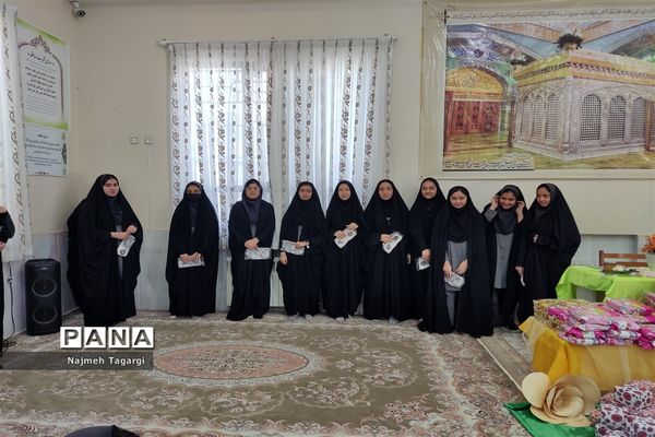 تجلیل از برگزیدگان مسابقات قرآنی و فرهنگی‌ در دبیرستان نمونه دولتی امام رضا (ع)