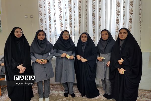 تجلیل از برگزیدگان مسابقات قرآنی و فرهنگی‌ در دبیرستان نمونه دولتی امام رضا (ع)