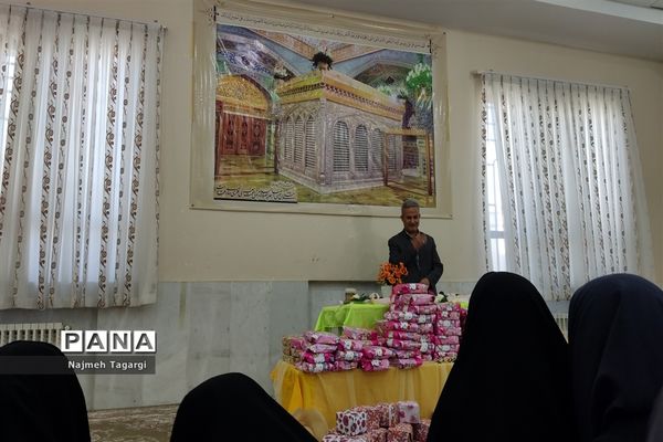 تجلیل از برگزیدگان مسابقات قرآنی و فرهنگی‌ در دبیرستان نمونه دولتی امام رضا (ع)