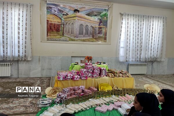 تجلیل از برگزیدگان مسابقات قرآنی و فرهنگی‌ در دبیرستان نمونه دولتی امام رضا (ع)