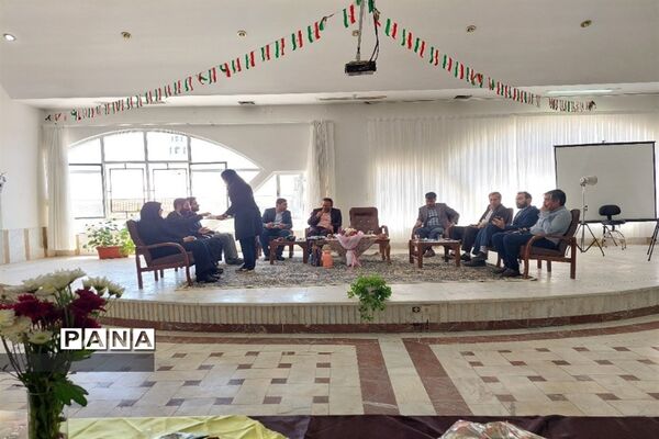 نمایشگاه کار آفرینی در هنرستان شهید حقیقی