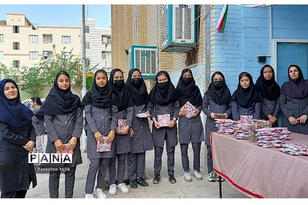 تقدیر از دانش‌آموزآن برتر در دبیرستان دخترانه خاتم النبیاء شهید‌تاجیک در بهارستان ۲