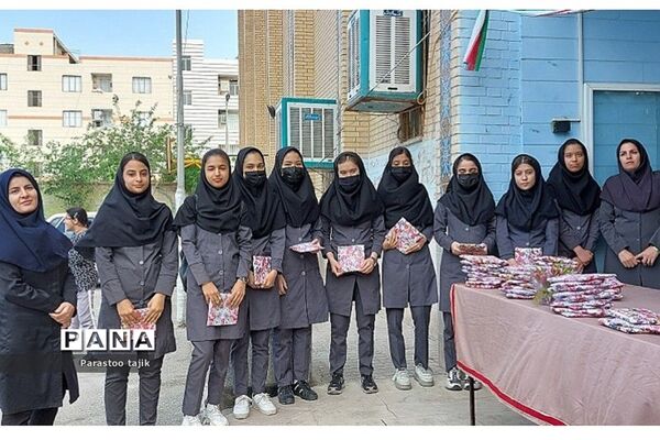 تقدیر از دانش‌آموزآن برتر در دبیرستان دخترانه خاتم النبیاء شهید‌تاجیک در بهارستان ۲