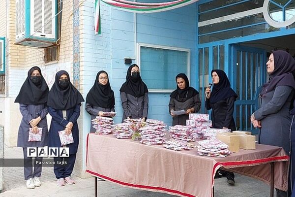تقدیر از دانش‌آموزآن برتر در دبیرستان دخترانه خاتم النبیاء شهید‌تاجیک در بهارستان ۲