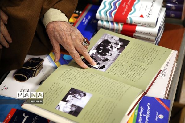 بازدید رهبر انقلاب اسلامی از نمایشگاه کتاب تهران