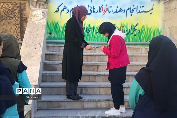 تقدیر از دانش‌آموزان فعال دبیرستان دخترانه سما رودهن