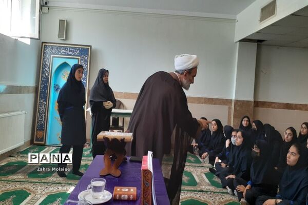 مراسم زیارت عاشورا در دبیرستان غلامرضا‌ حبیبی ناحیه یک بهارستان