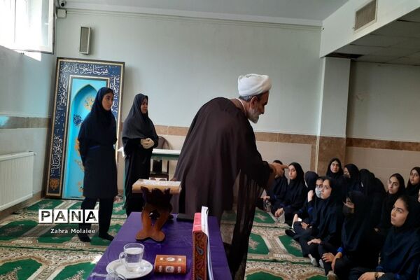 مراسم زیارت عاشورا در دبیرستان غلامرضا‌ حبیبی ناحیه یک بهارستان